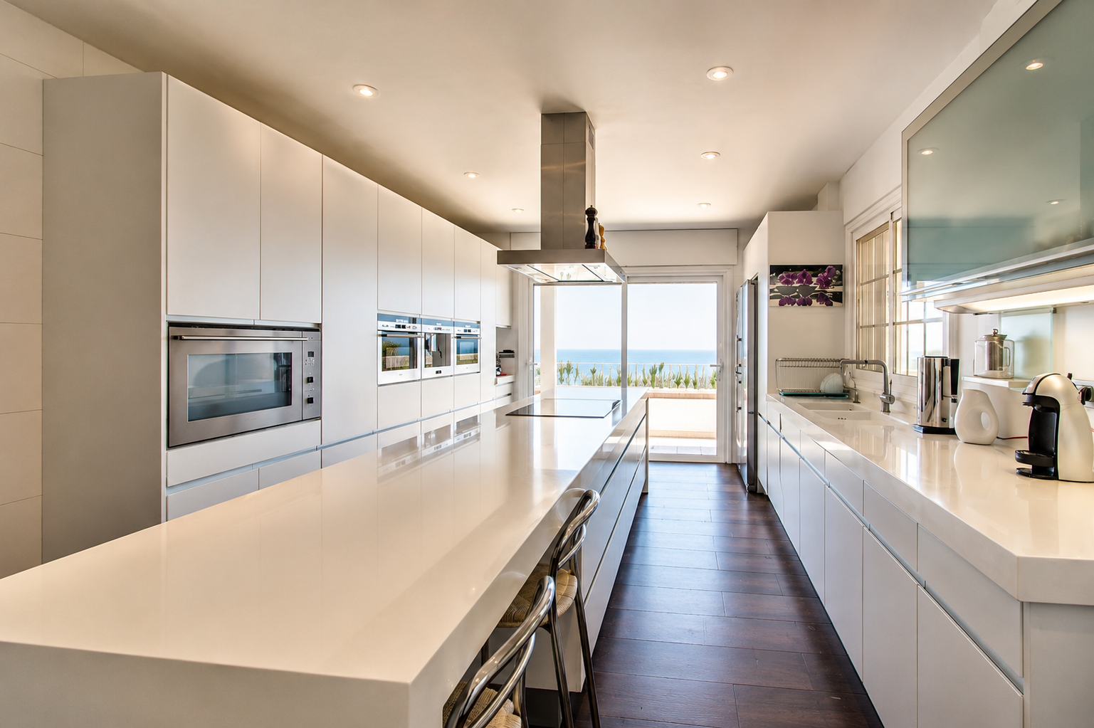 Cocina moderna con vistas al mar — Gestiones y Reformas